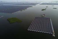 Fotovoltaico galleggiante, nel lago Tian Gang in Cina nuota un pesce “solare”