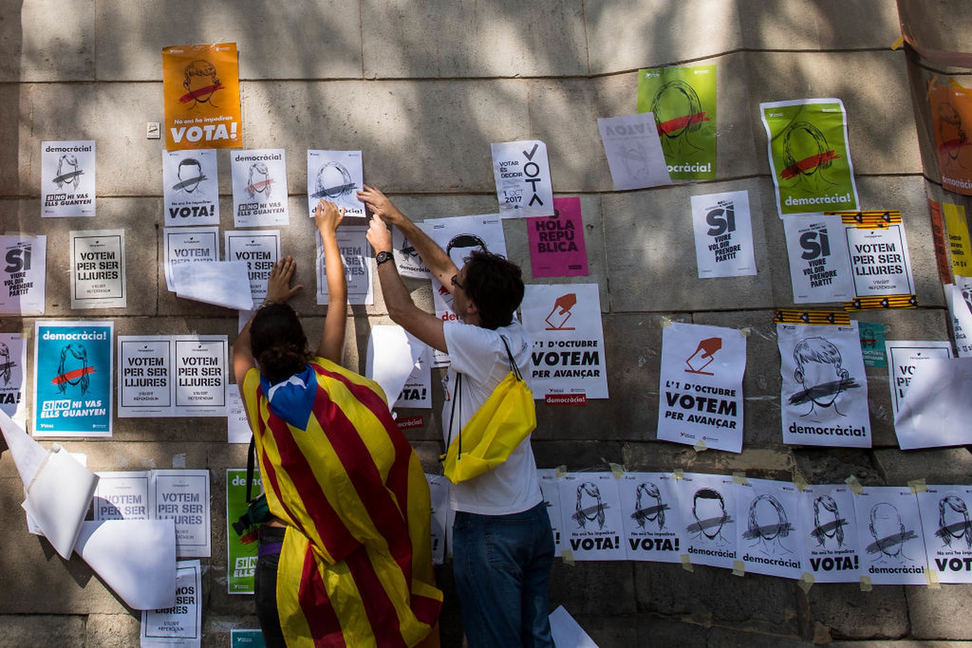 Cartelli a favore dell'indipendenza catalana a Barcellona
