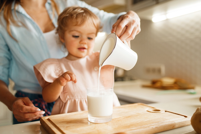 È bene inserire il consumo di alimenti ad alto contenuto di calcio nella dieta dei bambini