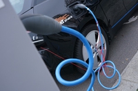 Le auto elettriche riducono la dipendenza dal petrolio e il consumo di materie prime