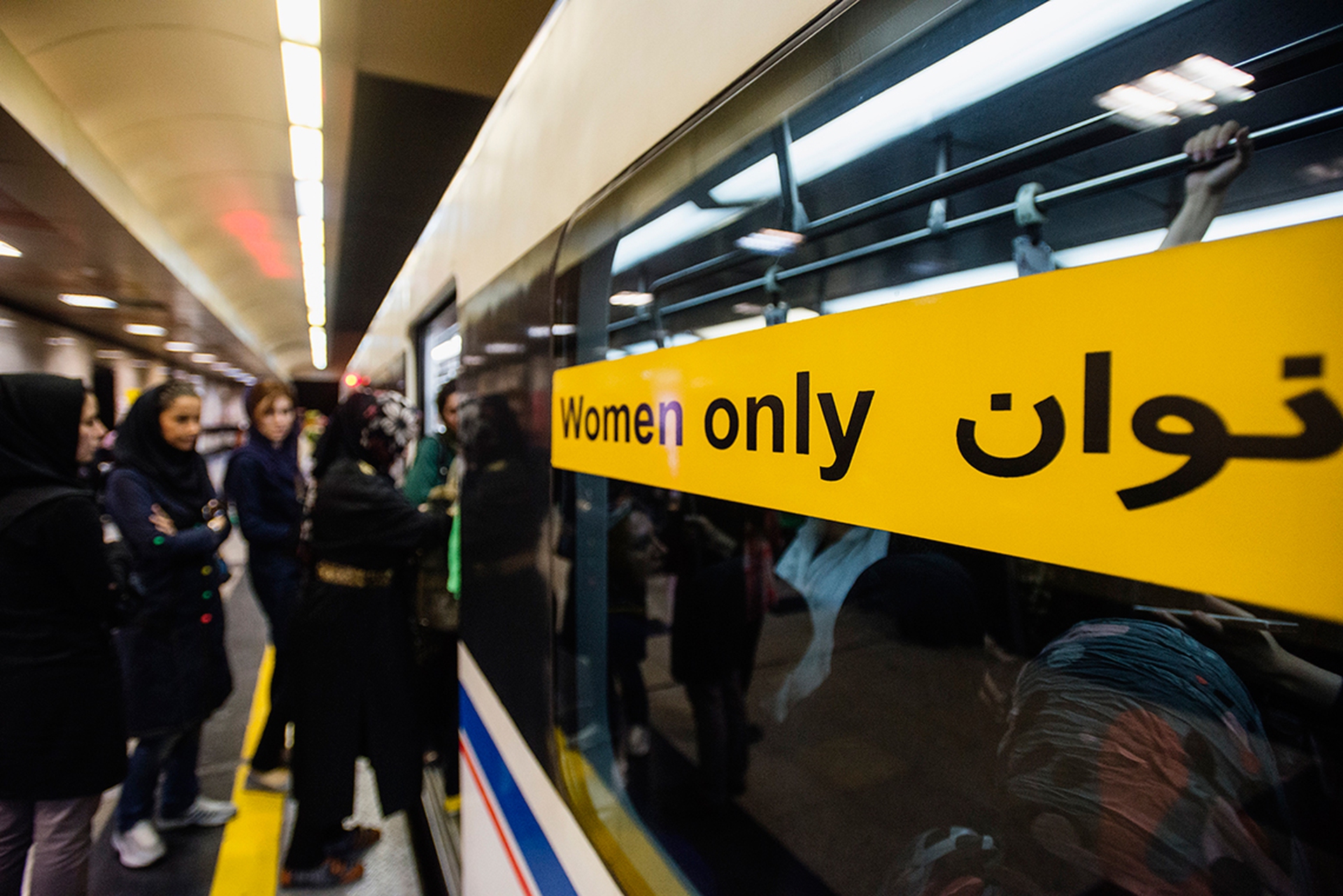 Carrozza per sole donne nella metropolitana di Teheran