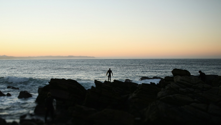 Surfista davanti all'oceano