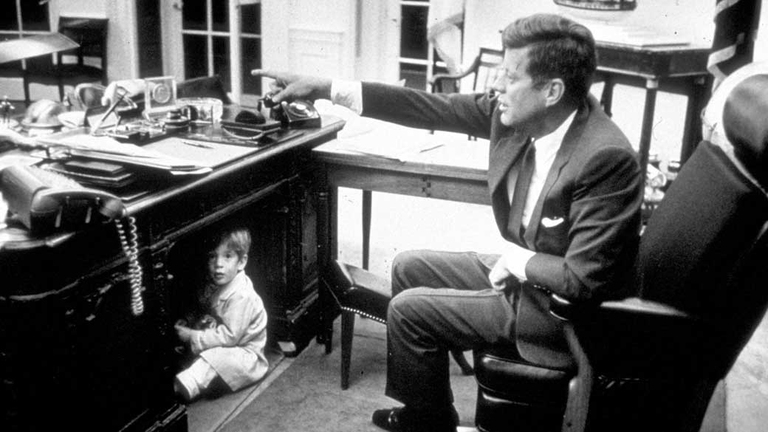 John F. Kennedy con il figlio. ©Liaison Agency
