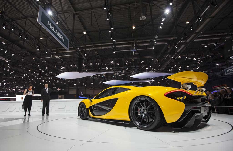 Salone dell'auto di Parigi, 2012: il costruttore inglese è stato il primo a lanciare una supercar ibrida. Si chiamava McLaren P1 e univa un motore bi-turbo V8 a benzina da 3.8 litri da 727 cavalli con un motore elettrico. In tutto, oltre 900 i cavalli di potenza.