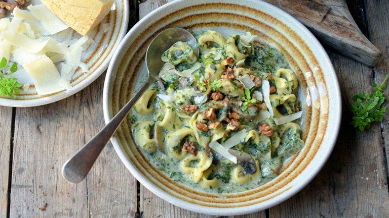 tortellini con crema di spinaci, funghi e noci