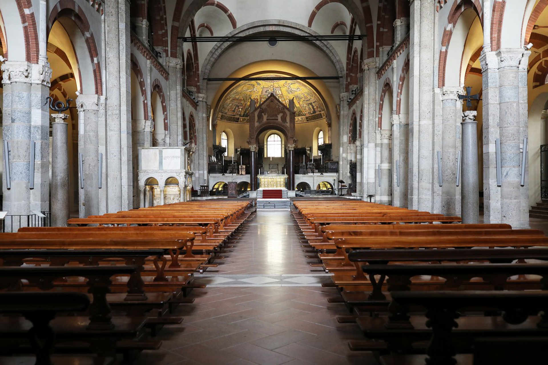 Le città svuotate dal coronavirus. Basilica di Sant'Ambrogio