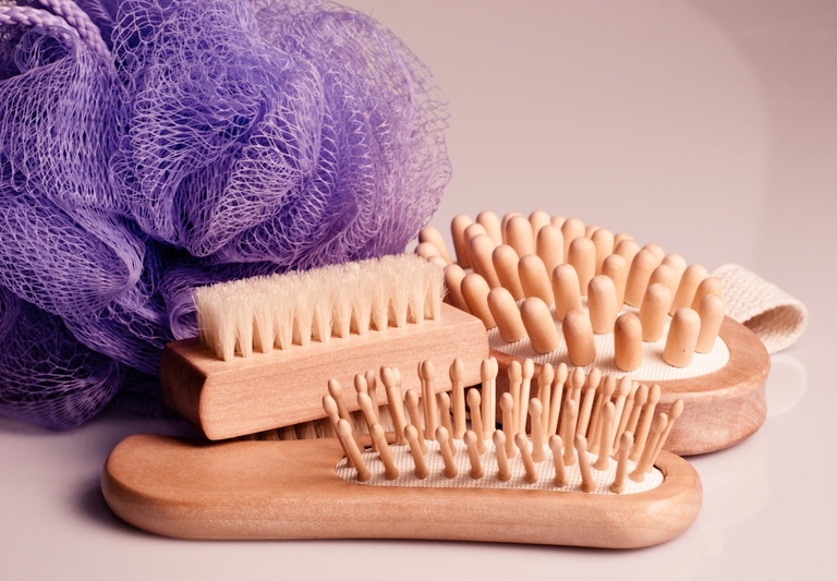 Bath anti-cellulitis spa massage kit with comb, brush and hairbrush.