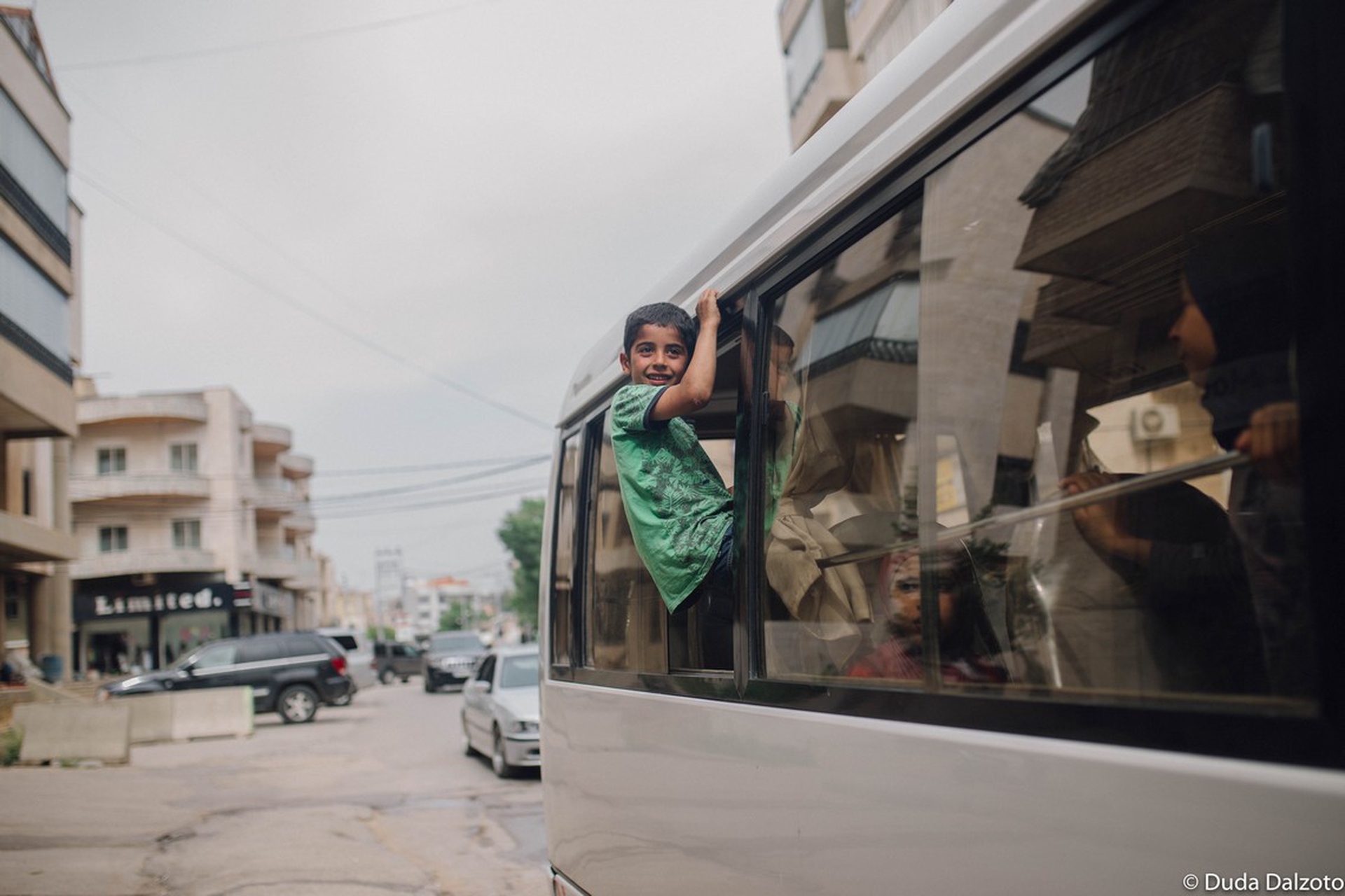 Un bimbo sul bus che da Jdita 006 porta al centro di Caritas Libano