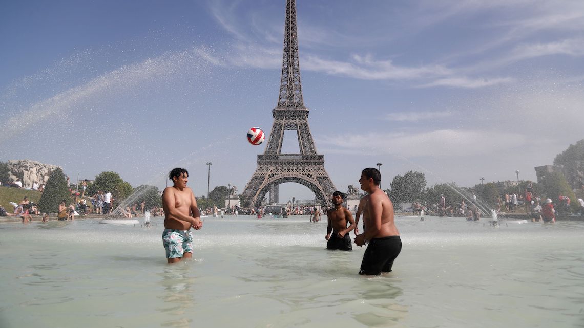Климатические условия в разных частях франции. Париж 2003 год аномальная жара. Климат Франции. Жара во Франции. Климат Парижа.