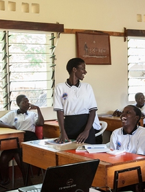 Uganda, la scuola di ostetricia che ridona significato alla parola vita