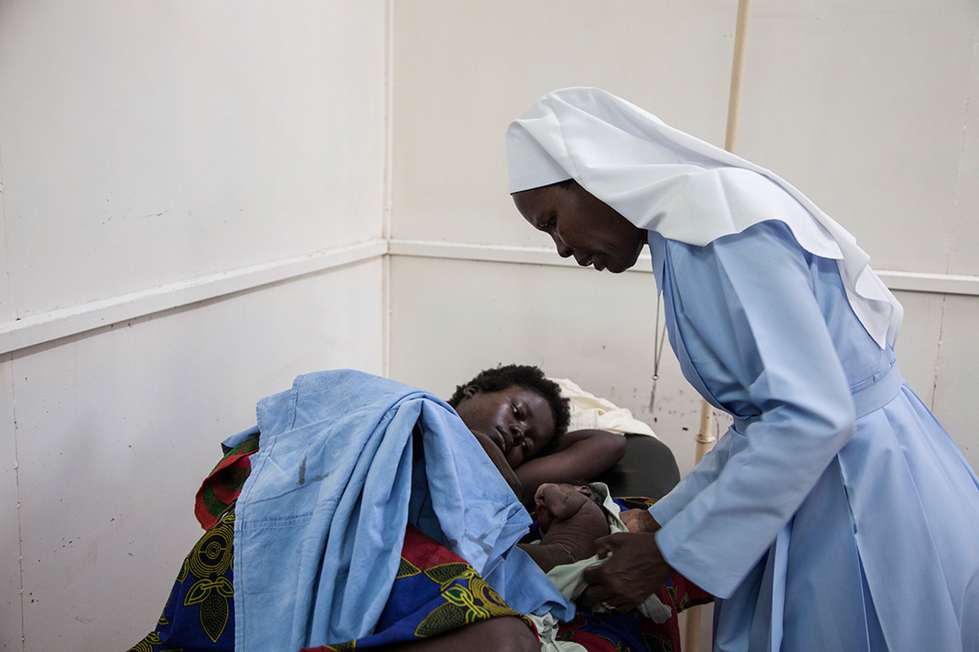 Suor Caramel e una madre a Kalongo