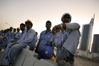 Gli Emirati Arabi Uniti crescono a ritmi vertiginosi, ma a pagarne il prezzo sono i lavoratori immigrati