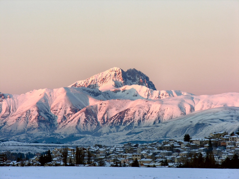 Gran sasso ricoperto di neve durante l'inverno