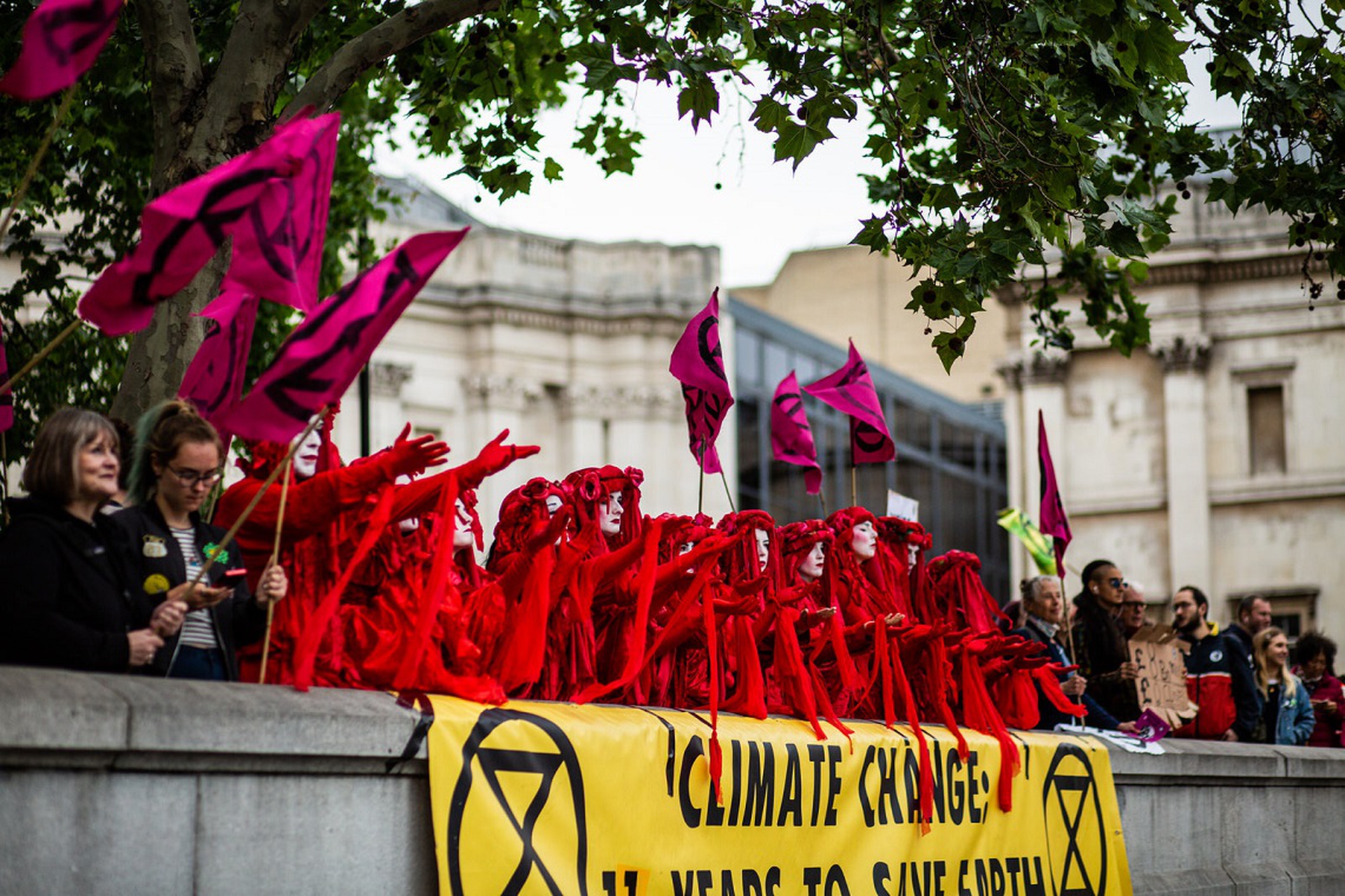 I manifestanti di XR espongono manifesti contro Bp