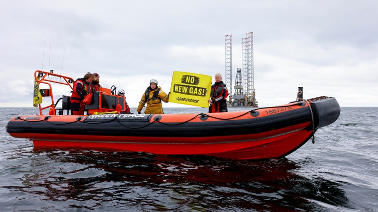 Attivisti di Greenpeace sul sito estrattivo al largo dell'isola di Borkum