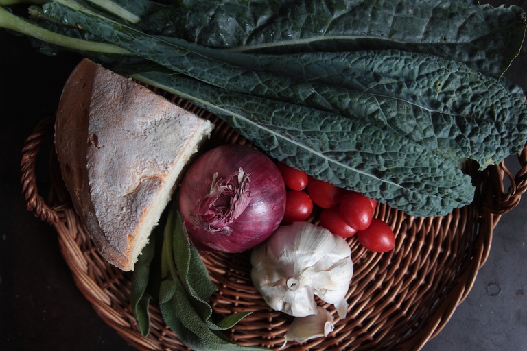 ingredienti della zuppa di cavolo nero