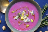 Vellutata di cavolo cappuccio viola con pistacchi e formaggio erborinato. La ricetta