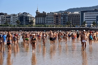 La protesta dei cittadini di San Sebastián contro i Mondiali di calcio e l’overtourism