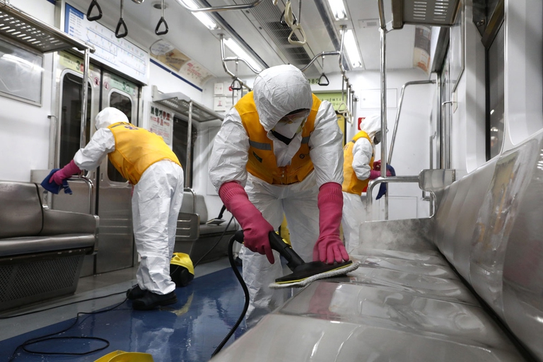 operatori sanitari igienizzano treno in corea del sud contro coronavirus