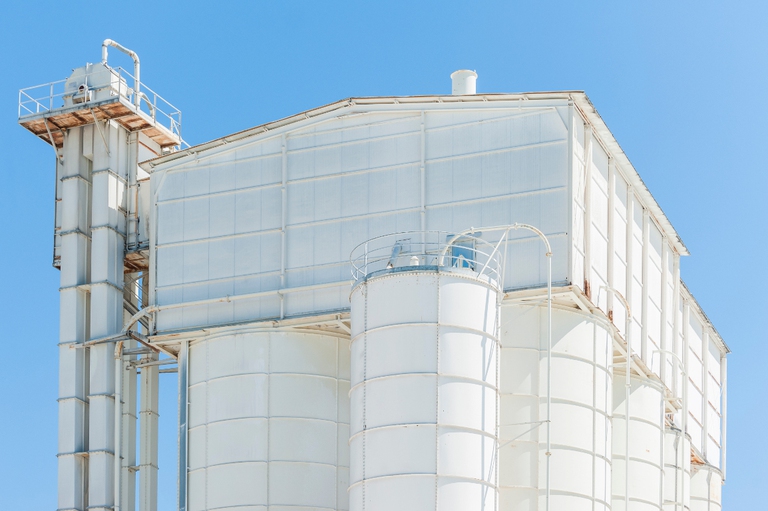 Una vecchia fabbrica di cemento. © ingimage