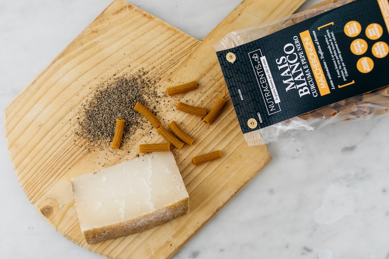 Cacio e pepe  rivisitata con pasta al mais curcuma e pepe nero