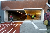 Tunnel ciclopedonale ad Amsterdam, la stazione centrale si rinnova