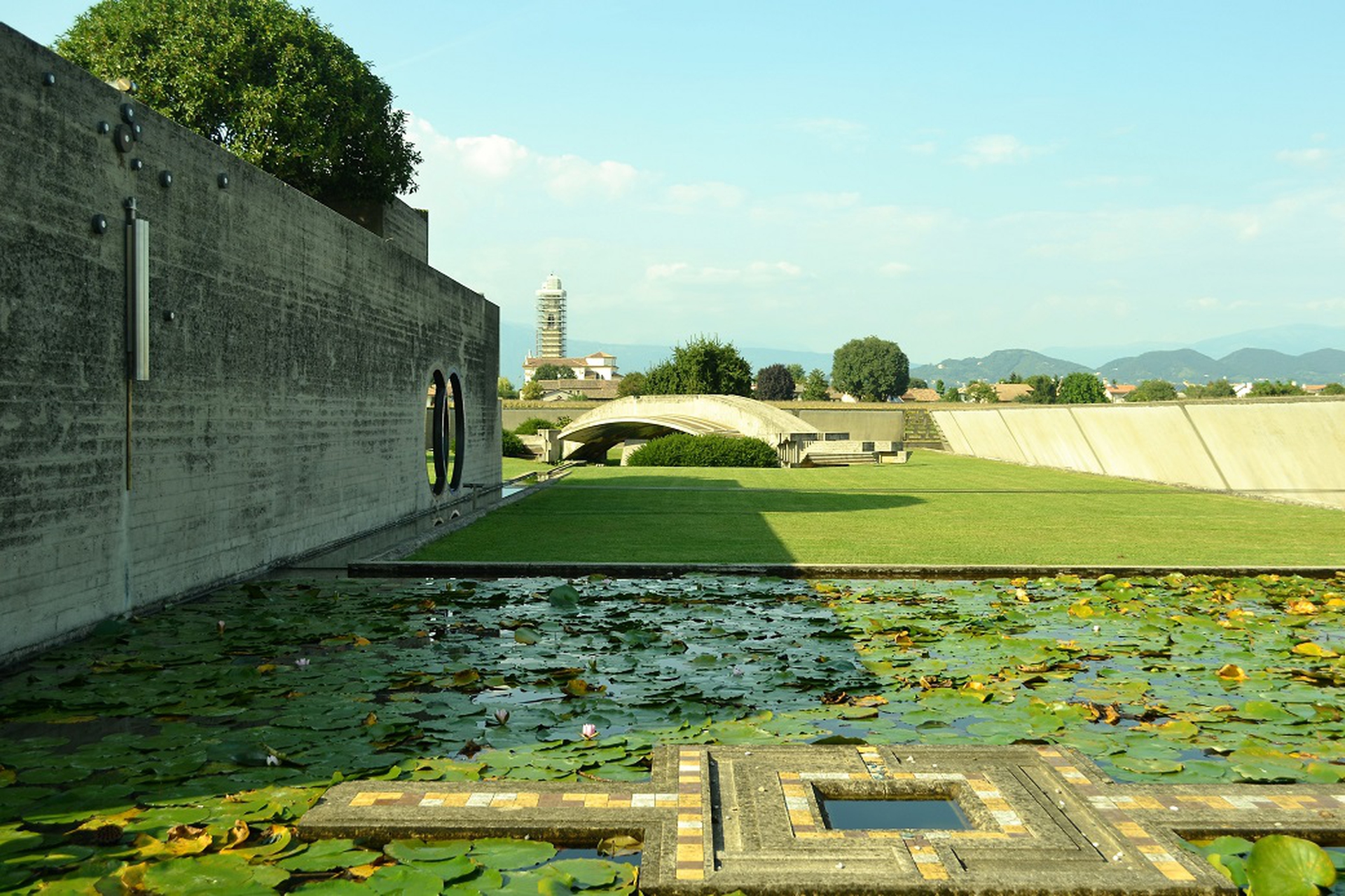 La Tomba Brion è stata progettata dall'architetto Carlo Scarpa