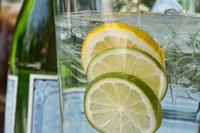 Mettere in tavola l’acqua previene l’obesità, ecco perché
