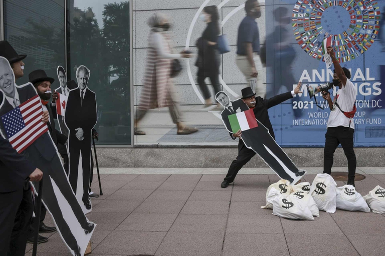 Attivisti di fronte alla sede del Fondo monetario internazionale, nel 2021, per chiedere alle nazioni ricche di mantenere le promesse di aiuto a quelle povere per fronteggiare la crisi climatica
