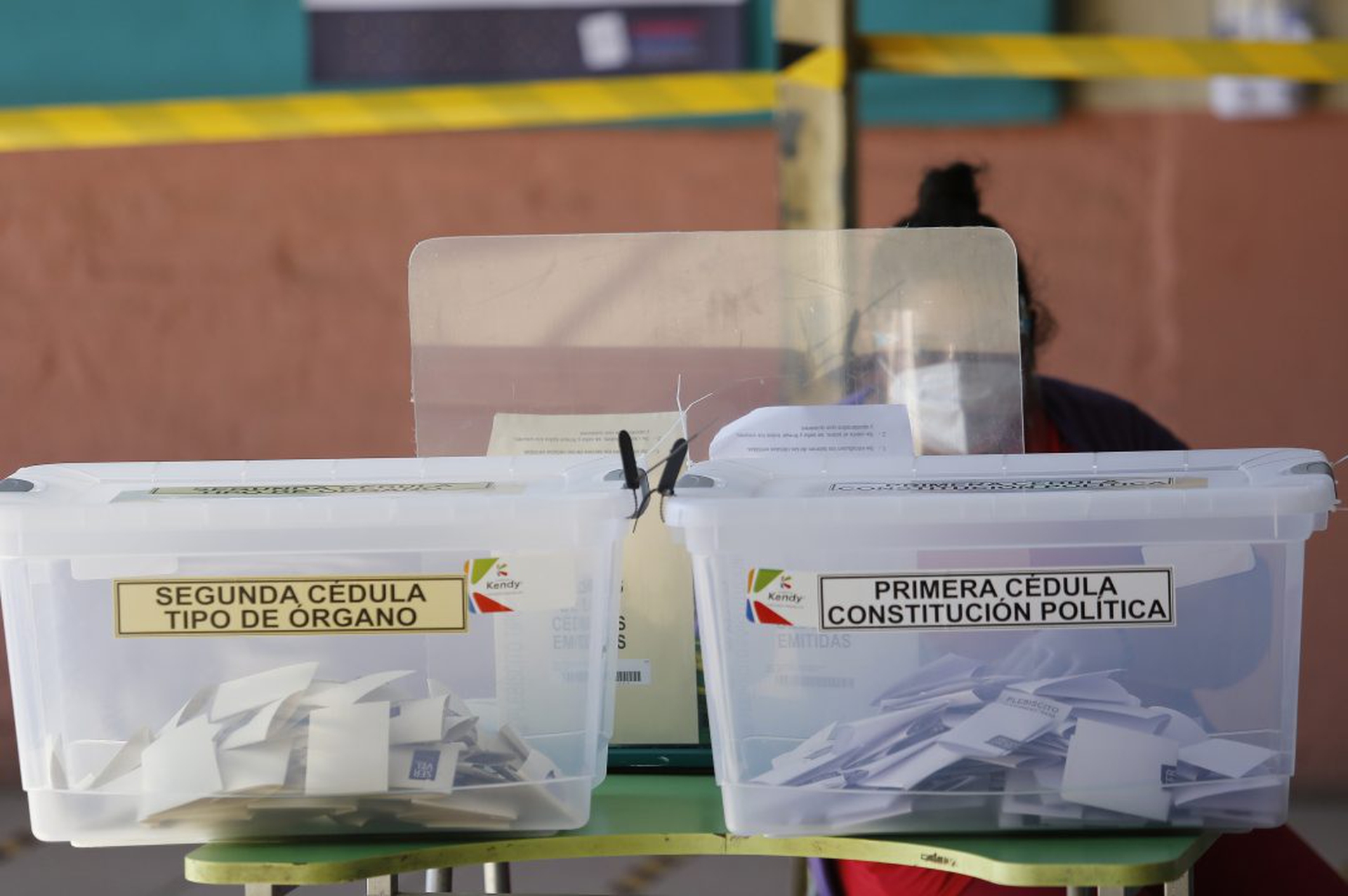 Le operazioni di voto al referendum e i festeggiamenti per la vittoria del sì