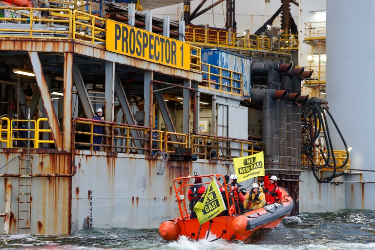 L'azione di Greenpeace sul sito di estrazione di gas "Prospector 1"