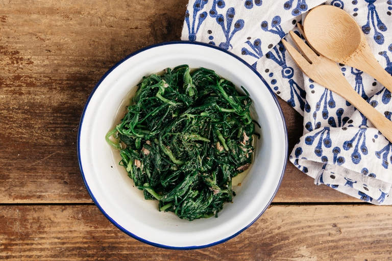 In una padella antiaderente far rosolare l’aglio in olio d’oliva. Rimuove l’aglio e far sciogliere i filetti di sardine nell’olio caldo © Laura La Monaca