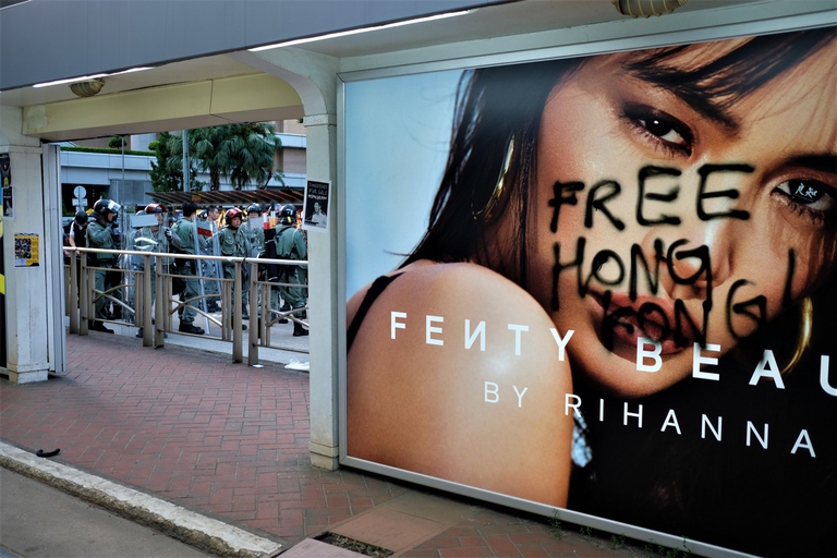 "Free Hong Kong", si legge su un cartellone durante le proteste del 15 settembre © Marco Simoncelli