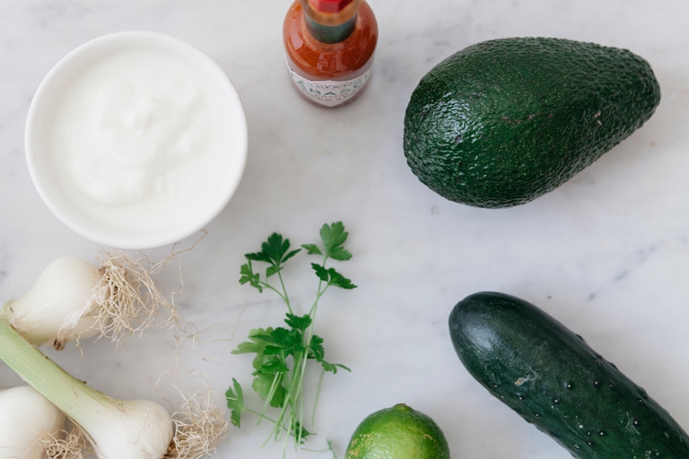 Ingredienti per la preparazione della crema fredda di avocado con tortillas © Laura La Monaca 