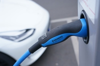 Il parlamento europeo chiede di vietare la vendita di auto nuove termiche e ibride dal 2035
