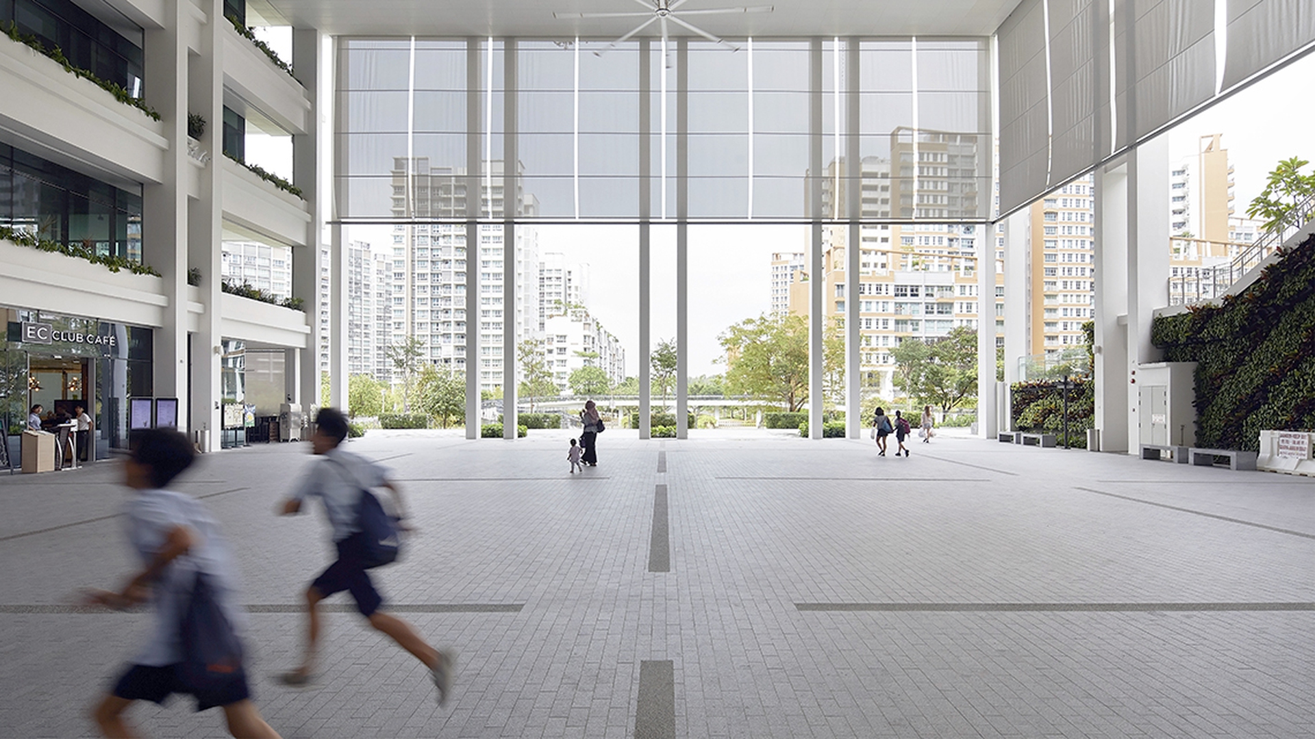 La piazza centrale fulcro sociale di Oasis terraces