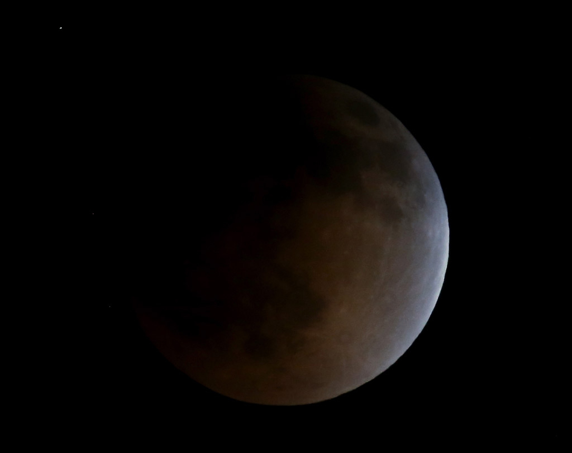 Le bellissime foto della prima eclissi di Luna del 2014