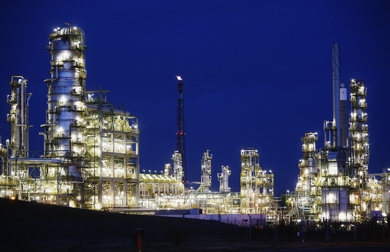 raffineria illuminata