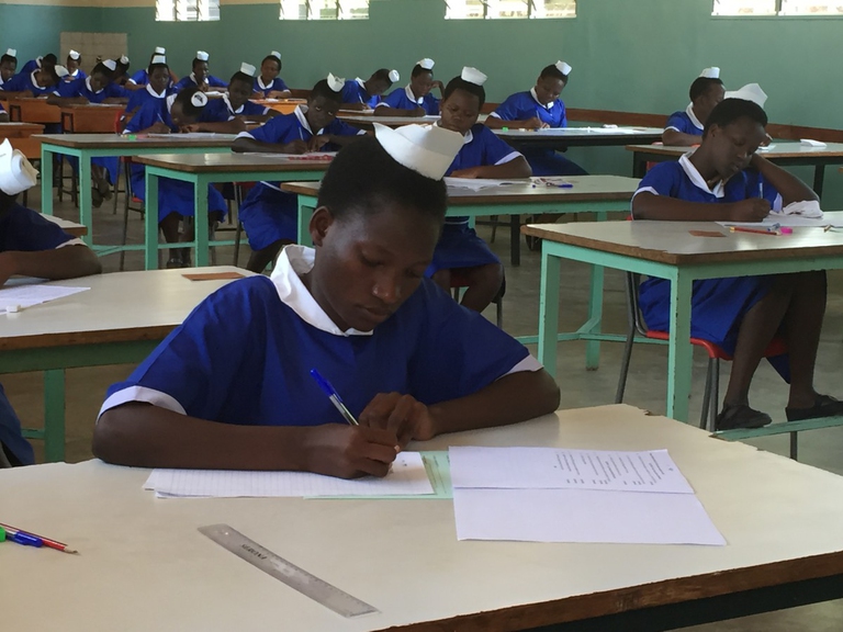Studentesse della scuola di ostetricia di Kalongo, in Uganda