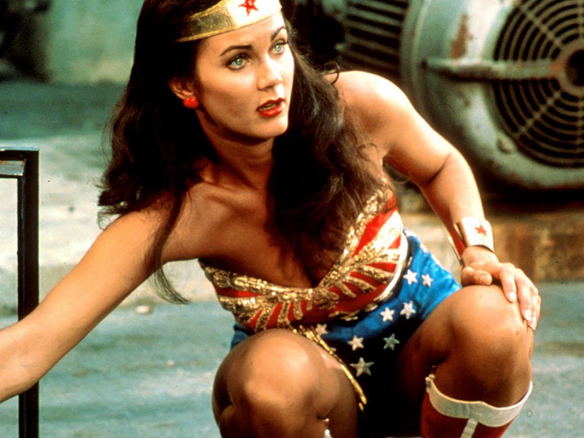Lynda-Carter-set-Wonder-Woman.