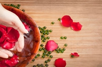 Acqua di rose. Scopri le sue proprietà, a cosa serve e come usarla