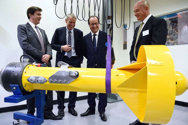 hollande visits thales factory sydney