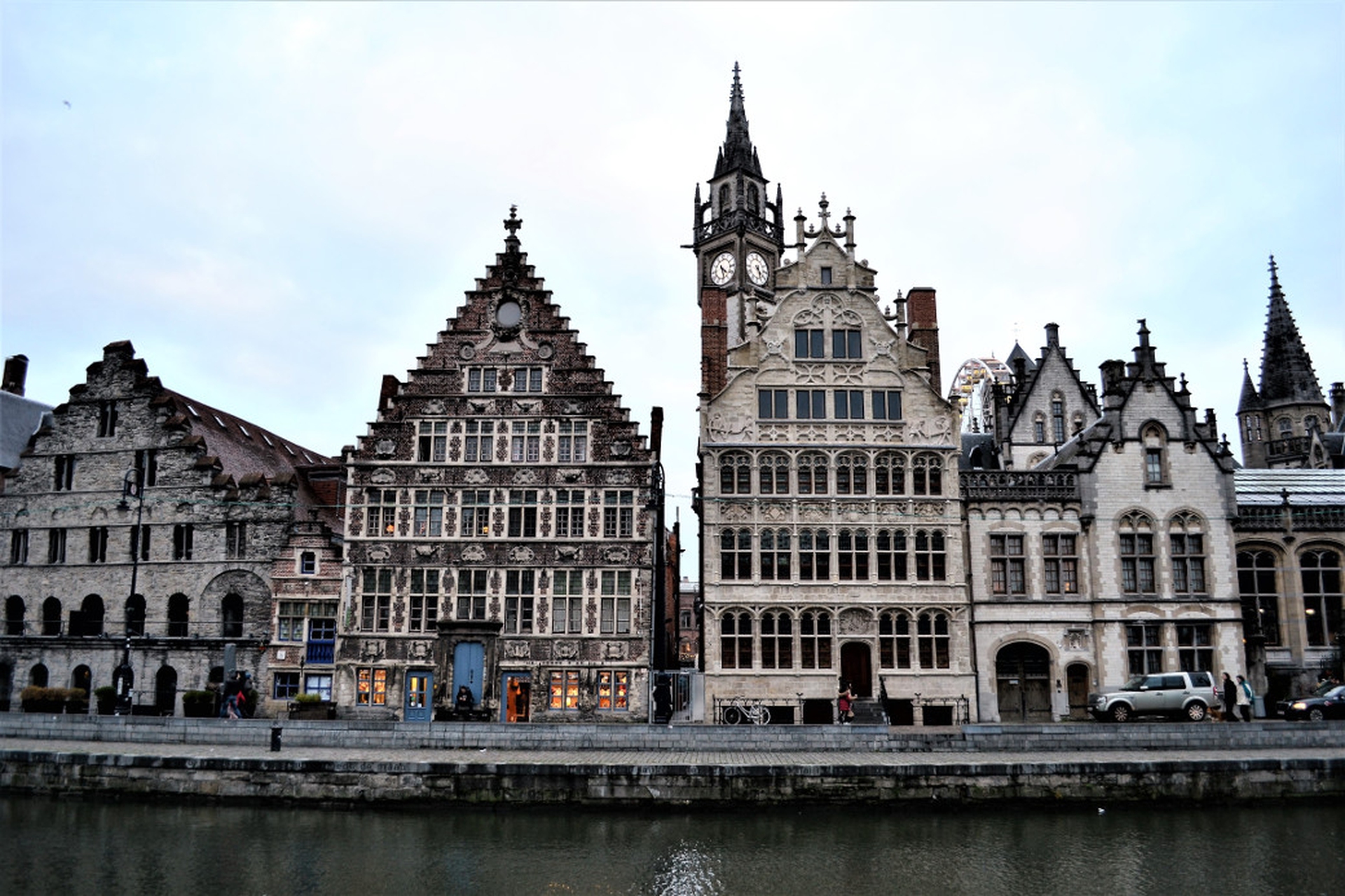 Gand appare più vasta e moderna di Bruges