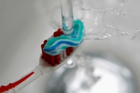 Lavarsi i denti rispettando l’ambiente, Colgate lancia il primo tubetto di dentifricio di plastica riciclabile