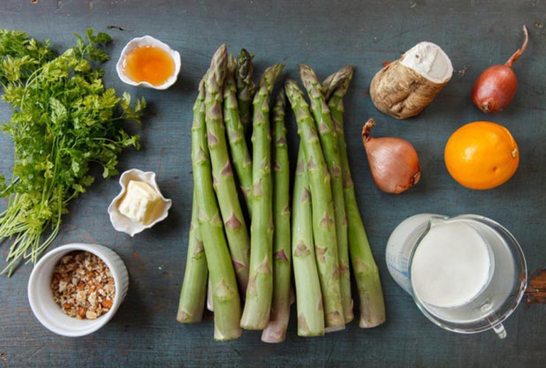 ingredienti asparagi e rafano