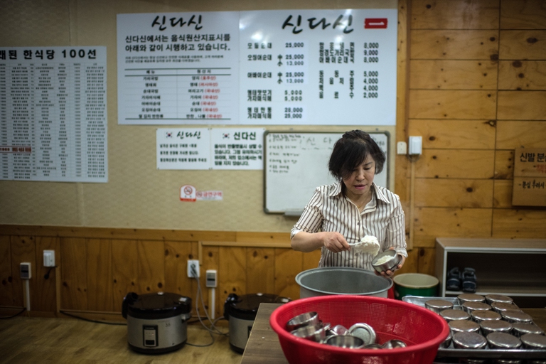 Cameriera di origine nordcoreana a Sokcho