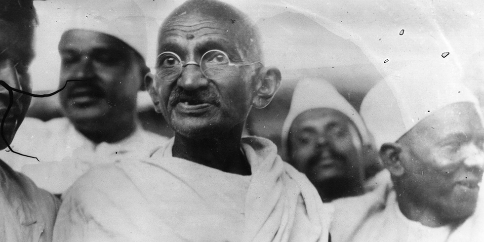 chi-era-mahatma-gandhi-la-forza-della-non-violenza-lifegate