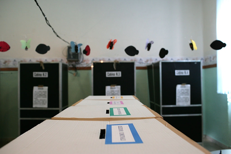 seggio elettorale, urne e cabine