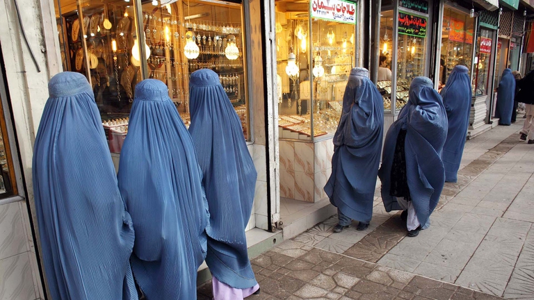 Donne coperte da burqa a Herat, in Afghanistan
