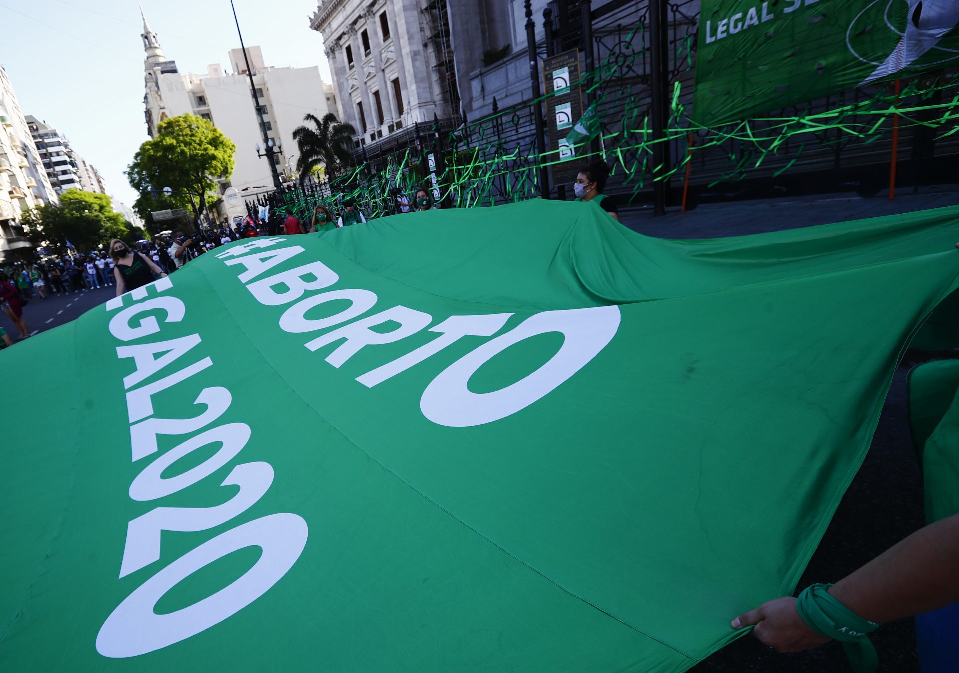 La manifestazione davanti al Congresso a Buenos Aires per chiedere l‘approvazione del disegno di legge presentato dal presidente argentino Alberto Fernández per legalizzare l‘aborto